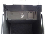 【充電用ポート】2口装備。スマートフォンなどを2台同時に充電でき、移動中のバッテリー切れ対策に便利です。家族や友人とのお出かけ、長距離ドライブで活躍します。