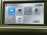 FM・AMをはじめ、ワンセグやCD・DVD、USBなどの選択画面を備えています。聴きたい音源に合わせて選びやすく、日常の移動時間を快適に過ごすのに便利です。