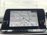 道路や周辺の目印を画面上で確認できる地図表示で、現在地から目的地までのルート確認に役立ちます。画面下部には電話や設定などの項目も並び、必要な情報へアクセスしやすい構成です。