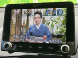 停車中にテレビ番組を視聴でき、休憩時間など車内で過ごすひとときにも活用できます。画面で番組を楽しめるため、日常の待ち時間を過ごす際にも便利な装備です。