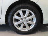 純正のアルミホイール装着車です。タイヤサイズは175/65R15です。