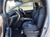 前席は見晴らしのよい位置に配され、運転席から前方を確認しやすいレイアウトです。落ち着いた色調のシートとゆとりある足元で、乗る方を穏やかに迎えます。