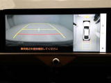 パノラミックビューモニターを装備。駐車場や交差点でクルマを真上から見るように周囲を確認できます。機能の詳細は販売店スタッフまでおたずねください。