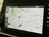地図上に道路や周辺施設が表示され、行き先までのルートを画面で確認できます。現在地周辺の把握や目的地設定に活用でき、初めて訪れる場所へのお出かけにも心強い装備です。