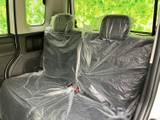 後席は左右に並んだシートとヘッドレストを備え、同乗者がゆったり過ごせる空間です。窓から外の景色が見え、ドア側にはスピーカーも配置されているため、移動時間を快適に楽しめます。