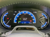 速度や燃料残量などの情報がまとまり、運転に必要な表示を確認しやすいメーターまわりです。中央の画面には各種案内も表示され、走行前の確認や日々の運転をサポートします。