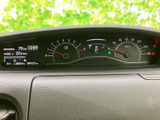 速度や燃料残量などの走行に必要な情報を、運転席から確認しやすい配置にまとめています。表示がまとまっているため、出発前や運転中の状況把握に役立つ装備です。