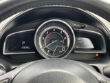 中央のメーターと左右の表示部に、走行に必要な情報が集約されています。運転席から目に入りやすい配置で、速度や燃料などを確認しやすく、日々の運転をサポートする見やすい計器まわりです。