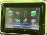 FM・AMやディスク、USB、Bluetoothなどの選択肢が画面に表示され、利用したい音源を確認しやすい構成です。交通情報の項目もあり、日常の移動中に使う機能を画面から選べます。