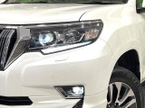 【LEDヘッドライト】悪天候や夜間走行時も良好な視界を確保し安心して運転できる高輝度LEDヘッドライトを装備!点灯速度が早く、消費電力も抑えられています。