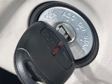 【キーレス】少し離れた場所からでもボタン一つでドアの開錠・施錠ができるのでとっても便利!ドアの鍵穴周りに傷をつけることもありません♪