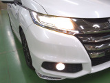 LEDヘッドライト。省電力で明るく遠くまで照らし、夜道や雨天時などの安心感を高めます。点灯の瞬間から光量を放つLEDの特性により、トンネルへの進入直後などでも安心感のある視界を提供します。