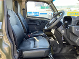 運転席まわりは視界が開けており、乗り降りの際にも室内の様子を確認しやすい空間です。シートや足元も見渡せるため、毎日の通勤や仕事で使う方にもおすすめできます。
