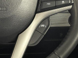 【車線逸脱抑制機能】カメラで左右の区画線を検知し、車線逸脱の可能性が高いとシステムが判断した場合に、ドライバーに車線逸脱防止方向へのステアリング操作を促し、車両を車線の内側に戻すように支援します。