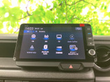 FM・AMやテレビ、スマートフォン連携などのメニューがアイコンで並び、使いたい音源を画面上で選びやすい構成です。日常の移動に合わせて活用できます。