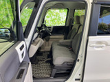 前席は視界が広く、運転席から周囲を見渡しやすいレイアウトです。シートや足元は落ち着いた色合いでまとまり、日常の移動にもなじみやすい室内空間です。