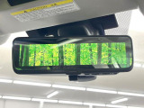 【スマートリヤビューミラー】後席の大きな荷物や同乗者で後方が確認しづらい時でも安心!カメラが撮影した車両後方の映像をルームミラー内に表示。クリアな視界で状況の確認が可能です!