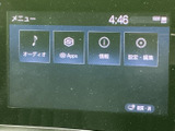 メニュー画面からオーディオやアプリ、情報、設定へ進める構成で、目的の項目を選びやすい表示です。車内で必要な情報や音楽にアクセスしやすく、日々の移動を便利にサポートします。