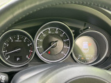 速度やエンジン回転数、燃料残量などを運転席からひと目で確認できる配置です。中央には速度計があり、右側の表示部では車両情報も確認できる見やすいメーター廻りです。