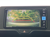後方の様子を画面で確認でき、駐車時に周囲の状況を把握する際に役立ちます。ガイド線も表示されるため、車庫入れや縦列駐車など、日常の取り回しをサポートする装備です。