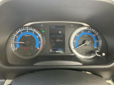 速度やエンジン回転数などをひと目で確認しやすい配置です。中央の表示も運転中に見やすく、必要な情報を把握しやすいメーターパネルです。