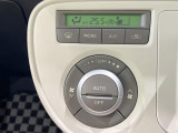 【オートエアコン】一度お好みの温度に設定すれば、車内の温度を検知し風量や温度を自動で調整。暑い&hellip;寒い&hellip;と何度もスイッチ操作をする必要はありません。快適な車内空間には必須の機能ですね♪