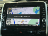 地図画面では周辺の道路や施設を確認でき、目的地までの道順を把握する際に役立ちます。現在地周辺を見ながら行き先を検討できるので、初めて訪れる場所への移動にも活用しやすい装備です。
