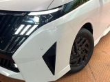 【LEDヘッドライト】悪天候や夜間走行時も良好な視界を確保し安心して運転できる高輝度LEDヘッドライトを装備!点灯速度が早く、消費電力も抑えられています。
