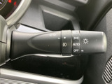 レバーには方向指示やライト関連の表示があり、目で見て操作内容を確かめやすい配置です。運転席から手を伸ばしやすく、周囲への合図や夜間の視界確保に役立ちます。