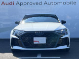 シングルフレームグリルはAudiの象徴的なデザイン要素であり、一目でAudiとわかるスタイル、大きくて迫力のある形状が車のスポーティな印象を強調しており、魅力的なデザインとなっています。