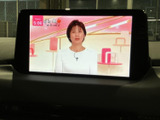 テレビ番組を画面に表示でき、停車中の待ち時間などに映像を楽しめます。視認しやすい大きさの画面で、車内で過ごす時間をより快適に活用いただける装備です。
