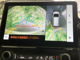 後方映像に加えて車両周囲の状況も画面で確認でき、駐車時の安全確認をサポートします。ガイド表示も備わり、周囲を直接確認しながら落ち着いて操作できます。
