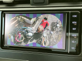停車中にテレビ映像を視聴でき、休憩時間など車内で過ごすひとときに便利です。画面いっぱいに映像が表示されるため、見やすさにも配慮されています。