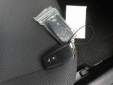 スマートキーです。バッグやポケットに携帯していれば、キーを取り出さなくてもドアの解錠・施錠ができます。エンジンの始動はブレーキを踏みながらパワースイッチをワンプッシュするだけです。