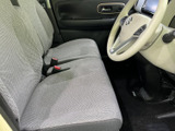 運転席まわりはシートや足元にゆとりが感じられ、乗り降りもしやすい印象です。視界を遮りにくい開放的な室内で、毎日の移動も落ち着いてお過ごしいただけます。