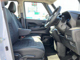 運転席まわりは前方の視界が広く、周囲の状況を確認しやすいレイアウトです。シートにはアームレストが備わり、落ち着いて座れる印象。足元にもゆとりがあり、日々の移動を快適に過ごせます。