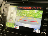 後方映像に加えて車両周囲の表示も確認でき、駐車時の位置合わせをサポートします。ガイド線を目安に周囲との距離感をつかみやすく、狭い場所での後退にも役立つ装備です。