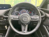 インテリアに合わせたデザインのステアリングは、運転される方のことも考え、運転しやすい形状、大きさです。是非一度、実際に触ってお確かめください。