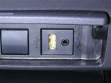 USB端子とAUX端子を装備しております。
