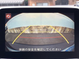 後方の映像にガイド線が表示され、駐車時に車両と周囲との位置関係を確認する目安になります。見えにくい後方の状況を画面で確かめられるため、車庫入れや切り返しの際にも心強い装備です。