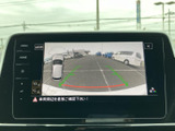 車両後方の様子を画面で確認でき、ガイド表示も備わっています。駐車時に周囲との距離感をつかむ目安として役立ち、落ち着いて確認しながら操作できます。