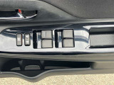 パワーウインドウスイッチです。ミラーの開閉スイッチをAUTOにしていただければドアロック時にドアミラーが閉じロック解除をするとドアミラーが開きますので、とても便利です♪