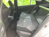後席を倒した状態では、荷室から続くフラットな空間が広がります。長さのある荷物を載せたい時にも活用しやすく、用途に合わせて室内の使い方を工夫できます。