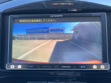 モニターには車両後方の映像が表示され、駐車時に後方の状況を確認するのに役立ちます。画面で周囲を把握しながら、車庫入れや切り返しを落ち着いて行えます。