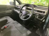 前席まわりはシートからドア、ダッシュボードまで見渡しやすく、運転席に座った際も視界が広がります。落ち着いた色合いのシートで、毎日の乗り降りにもなじみやすい空間です。