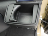 【据え置きカップホルダー】エアコン吹き出し口下部に設置されていますので使いやすさバッチリ!助手席から手の届くちょうどの位置です!