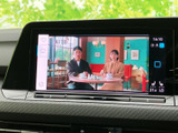 停車中にテレビ番組を視聴できる画面を備えています。待ち時間などに映像を楽しめるほか、画面上のメニューから設定項目にもアクセスでき、使い勝手に配慮されています。