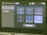 AM・FMに加え、USBやBluetoothなど複数の音源が画面上に並び、使いたい項目を選びやすい構成です。お好みの音楽や交通情報を利用でき、通勤やお出かけの時間を快適に過ごせます。