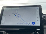 地図画面には現在地周辺の道路や施設名が表示され、目的地までのルート確認に役立ちます。画面上の検索や音声入力のアイコンも見やすく、日常のお出かけをサポートします。