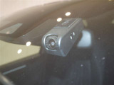 【ドラレコ前】今では車の必需品です。運転中の映像や音声を記録して残します。事故などが起きた場合の証拠になるので、もしもの時に役立ちます。